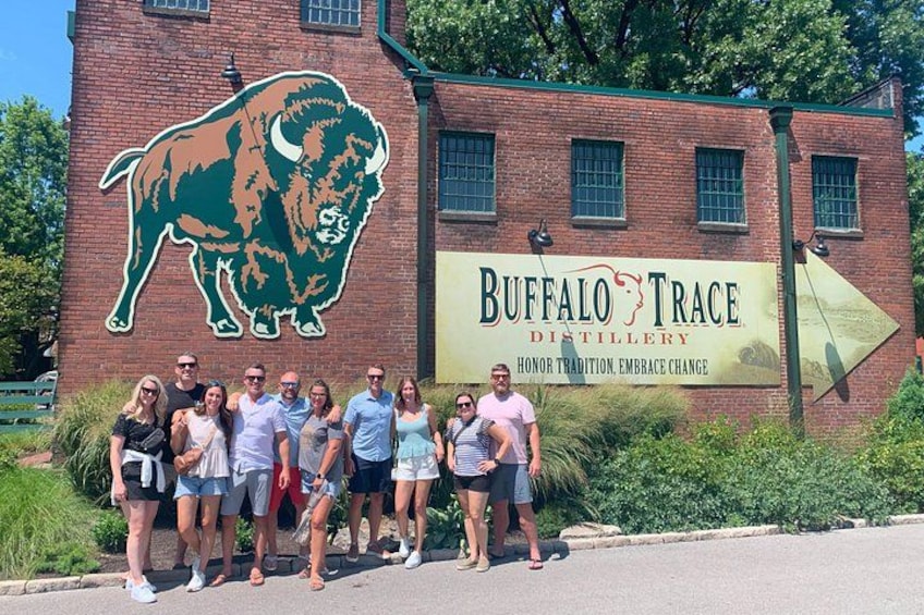 En murstensbygning med et bisonvægmaleri og et skilt for Buffalo Trace Distillery. 1
