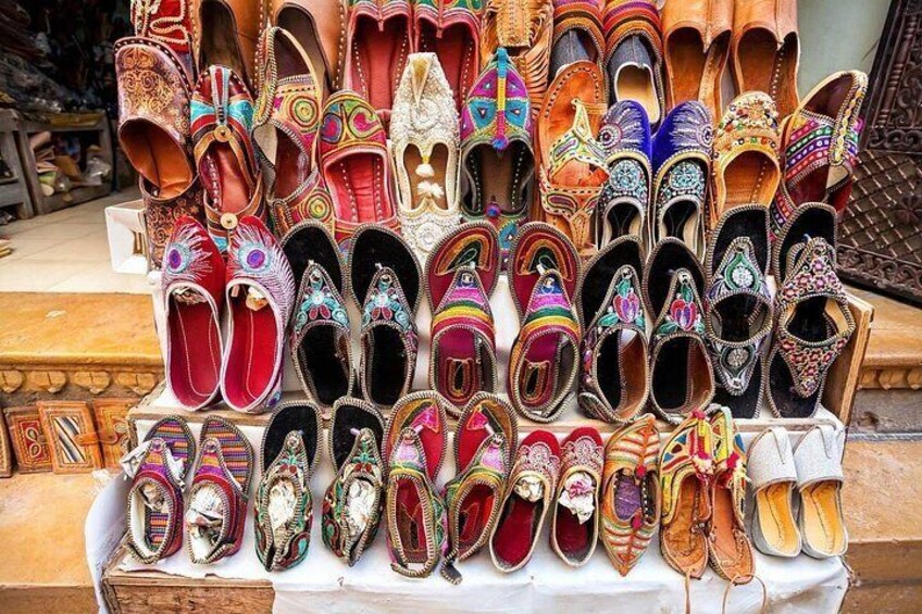 Une exposition de chaussures au design complexe et raffiné. 3
