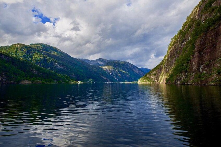 Un lago tranquilo rodeado de montañas bajo un cielo nublado. 2