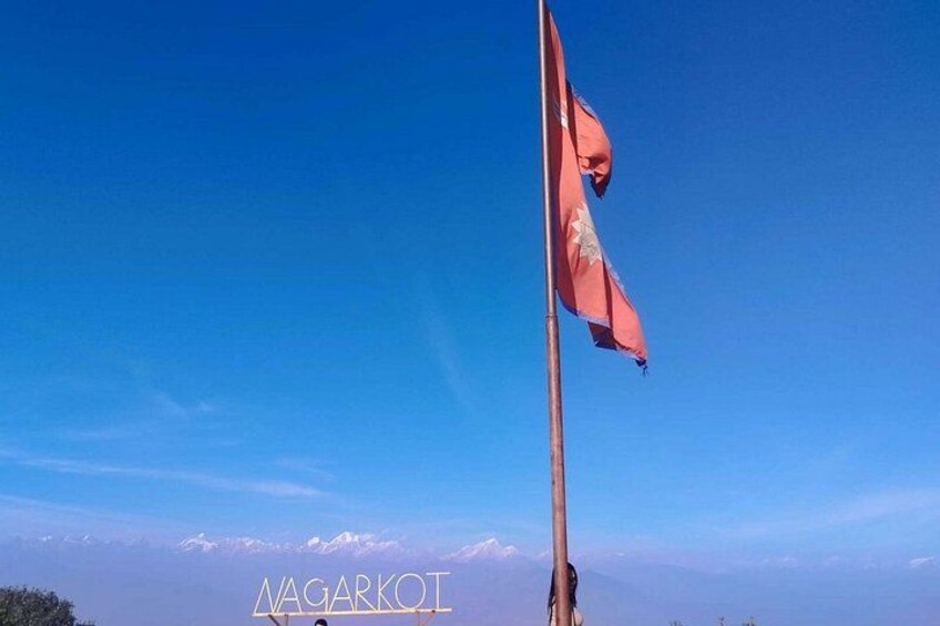 Un asta con una bandera contra un cielo azul despejado. 3