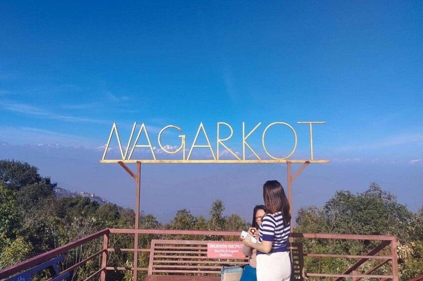 Un cartel con la palabra 'VAGARKOT' y una persona sosteniendo una cámara. 4
