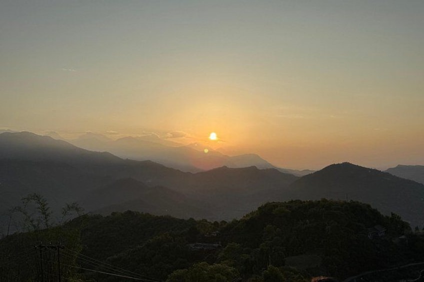 Un amanecer sobre un paisaje montañoso con cielo despejado. 5