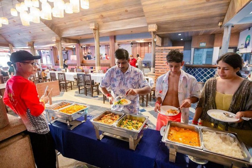 Un buffet proposant une variété de plats, où les convives se servent eux-mêmes. 4
