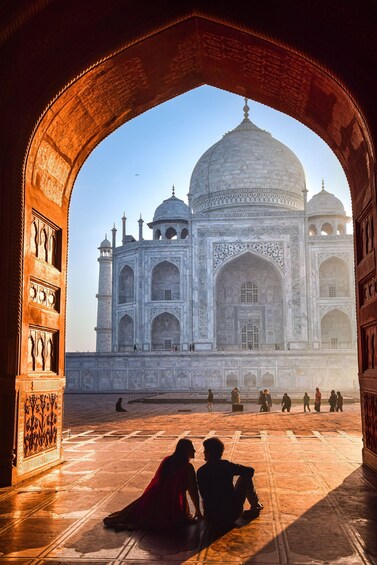 Taj Mahal -mausoleumi, jonka holvikaari kehystää näkymää. 3