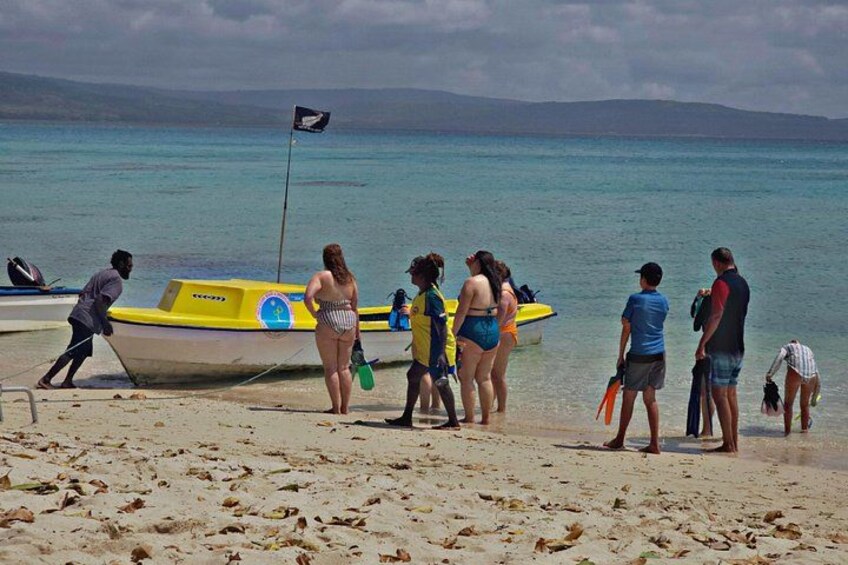 Snorkeling at Pele Island 3