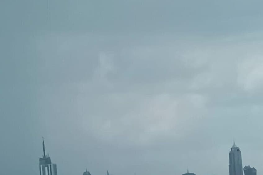 Lo skyline di una città, con diversi palazzi alti sotto un cielo nuvoloso. 2