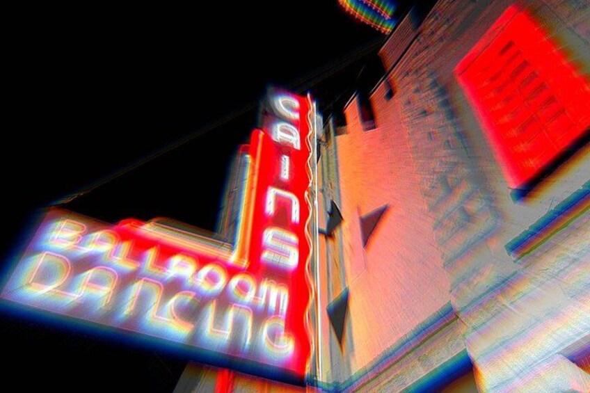 Un cartello luminoso al neon con la scritta 'BALLOON DANCING' su un edificio. 2