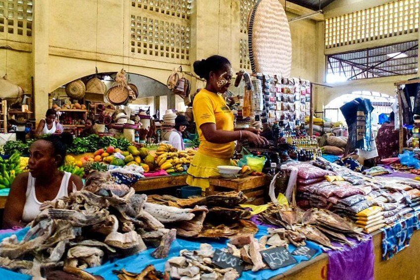 Join us to stroll through the bustling stalls, interact with local vendors and take the opportunity to take home a piece of Madagascar's rich culture. 2