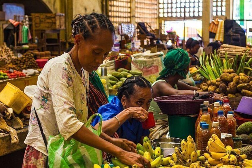 Explore local markets and products! Experience Madagascar's colorful markets firsthand, where you'll find traditional crafts, textiles, spices and more! 5