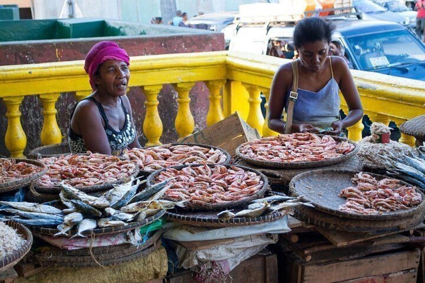 Imagine being catapulted into a world of intense colors and scents, where salty air and contagious energy animate every corner. Welcome to Madagascar's vibrant fish markets! 3