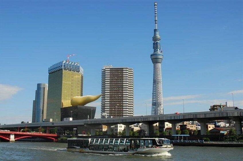 Un fiume con una barca, un ponte rosso e una torre. 5