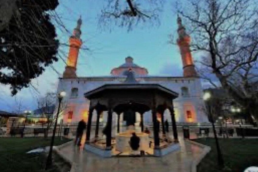 Una mezquita con dos minaretes, una cúpula central y un jardín circundante. 2