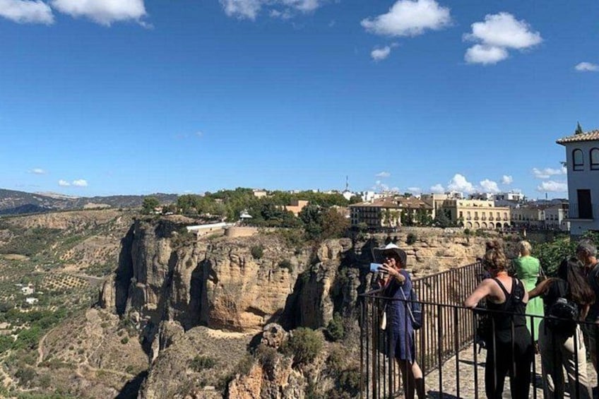 Une falaise rocheuse où des touristes observent le paysage. 2