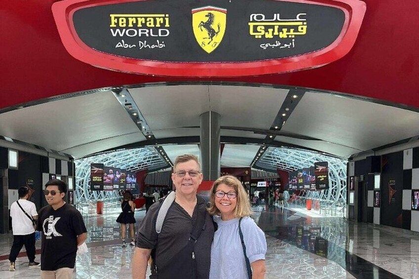 Ein moderner Innenbereich mit einem markanten Schild für Ferrari World, das das Ferrari-Logo und arabische Schriftzeichen zeigt. 2