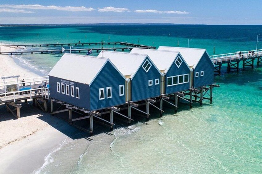 Ein Strand mit Überwasservillen und einer Mole, die ins Meer ragt. 1