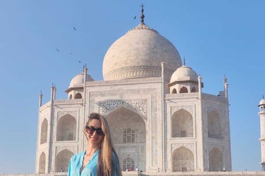 Taj Mahal med dens store centrale kuppel og fire minareter. 3