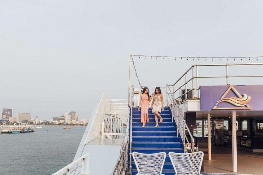 Ocean Sky Dinner Cruise with Live Cabaret Show in Pattaya 4