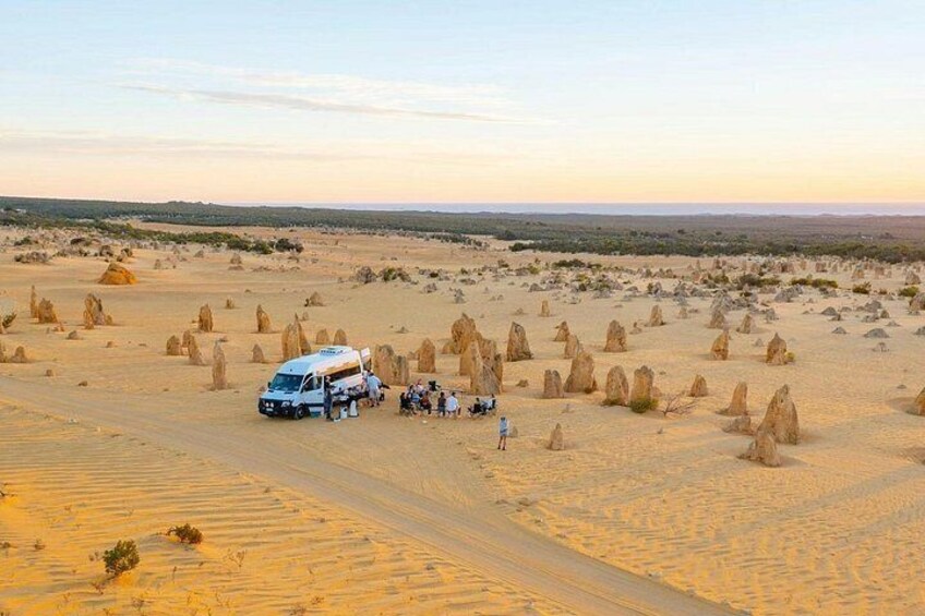Paisaje desértico con formaciones rocosas características y un vehículo con personas. 5