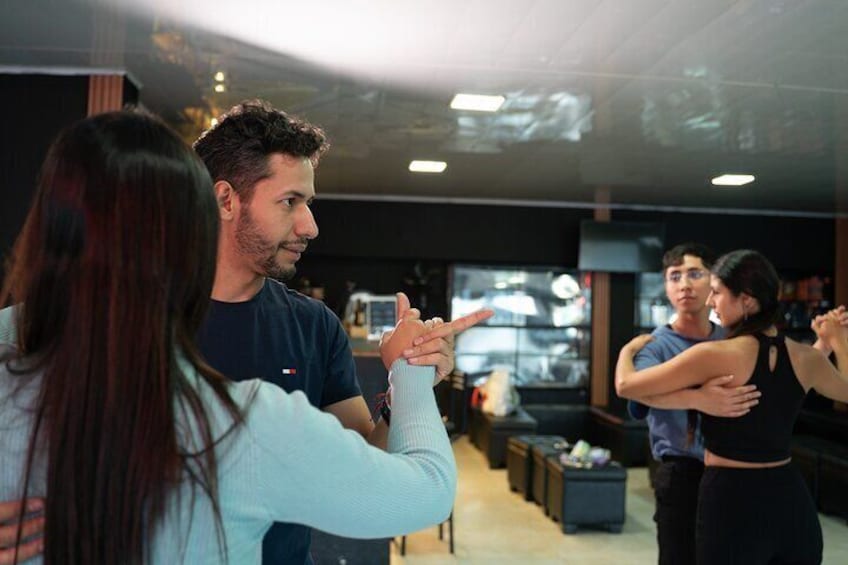 Un groupe de personnes se trouve dans un studio de danse, les murs étant recouverts de miroirs. 2