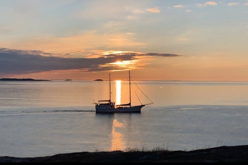 Un velero sobre aguas tranquilas durante el atardecer. 2