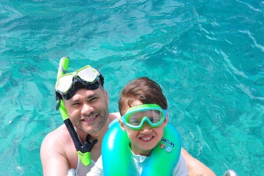 Zwei Personen im Pool, ausgestattet mit grünen Schnorcheln und Flossen. 4