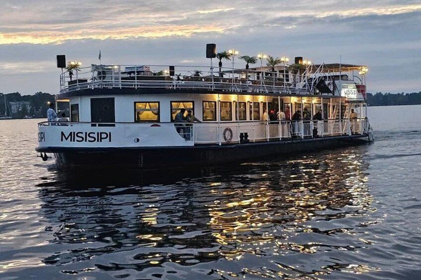 A riverboat named 'MISISIPI' with people on deck, reflecting on the water. 2