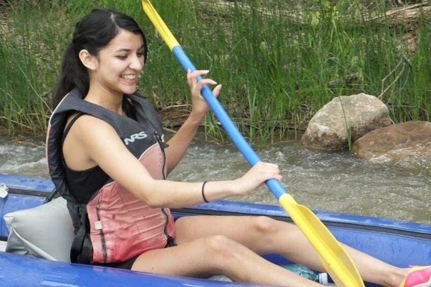 Une personne dans un kayak sur une rivière. 4