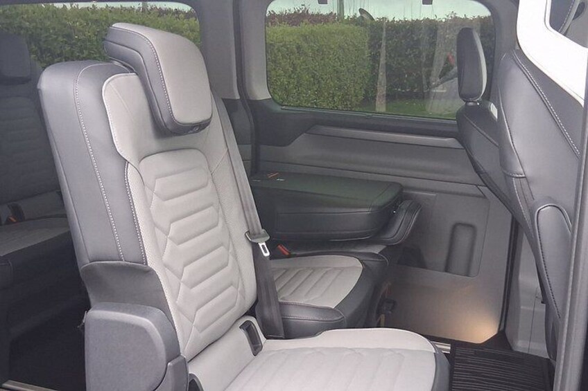 Interior de coche con asientos de cuero y techo solar. 4