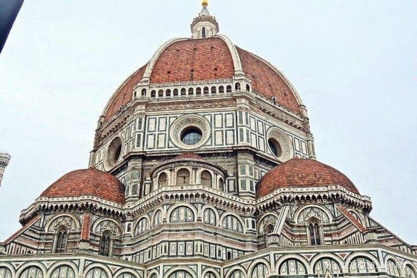 La fachada de la Catedral de Florencia, con su característica cúpula de tejas rojas y elaborados diseños de mármol blanco y verde. 3