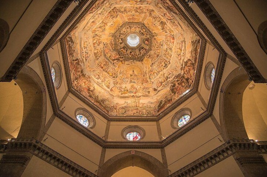 Un techo abovedado con frescos intrincados y ventanas circulares. 2