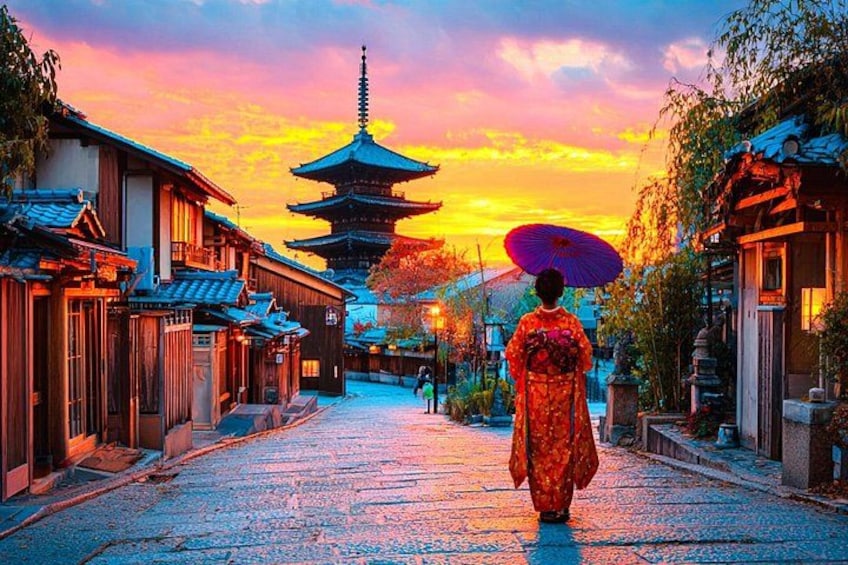 Una persona caminando por una calle con edificios tradicionales y una pagoda al fondo. 1