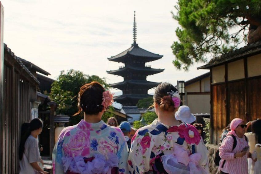 Un templo japonés tradicional con una pagoda de varios niveles al fondo. 5