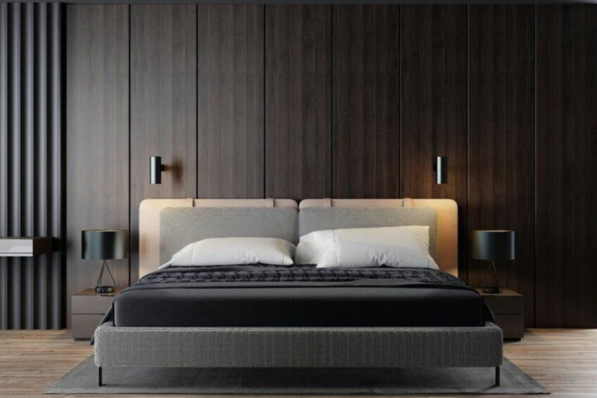 Un dormitorio moderno con una cama grande, paneles de madera oscura y dos lámparas de noche. 1