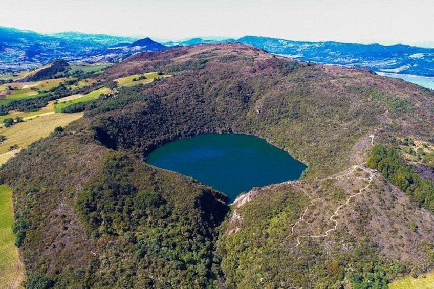 Un lago rodeado de colinas boscosas. 2