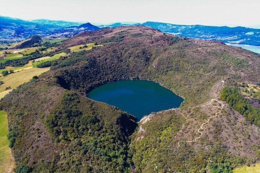 Un lac entouré de collines et de zones boisées. 2