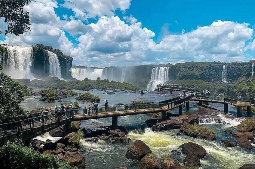 Un puente sobre un río con cascadas al fondo. 4