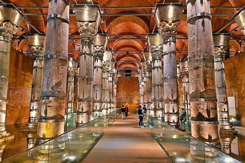 Un bâtiment historique doté de grandes colonnes et d’une passerelle en verre. 2