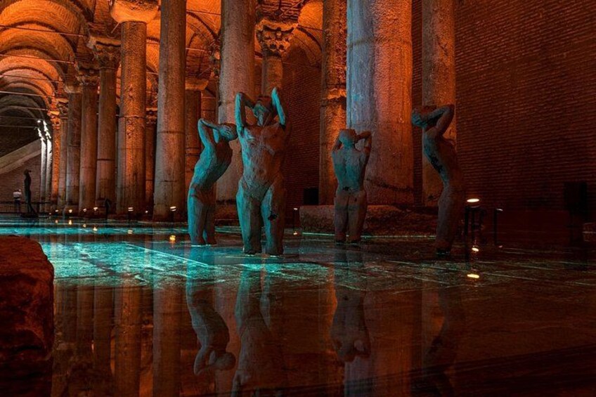 Un bâtiment historique doté de grandes colonnes et d’un sol réfléchissant. 3