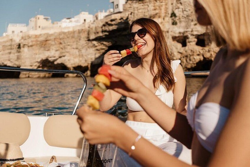 Deux personnes se trouvent sur un bateau, l’une d’elles tient une brochette de nourriture. 4