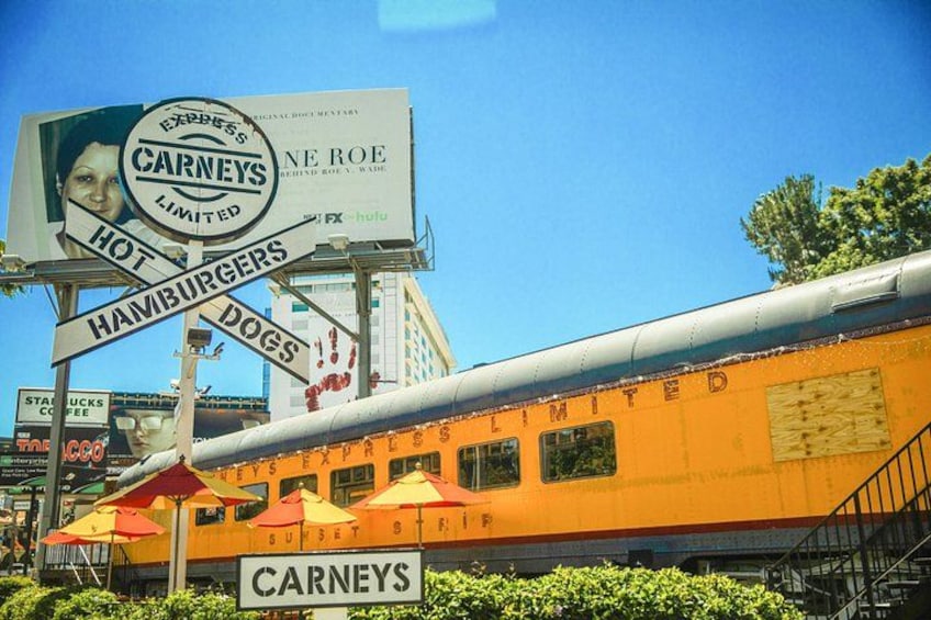 Un train d’époque arborant l’inscription « CARNEYS » et portant une affiche publicitaire pour « EXPRESS CARNEYS LIMITED » et « NE ROE ». 3