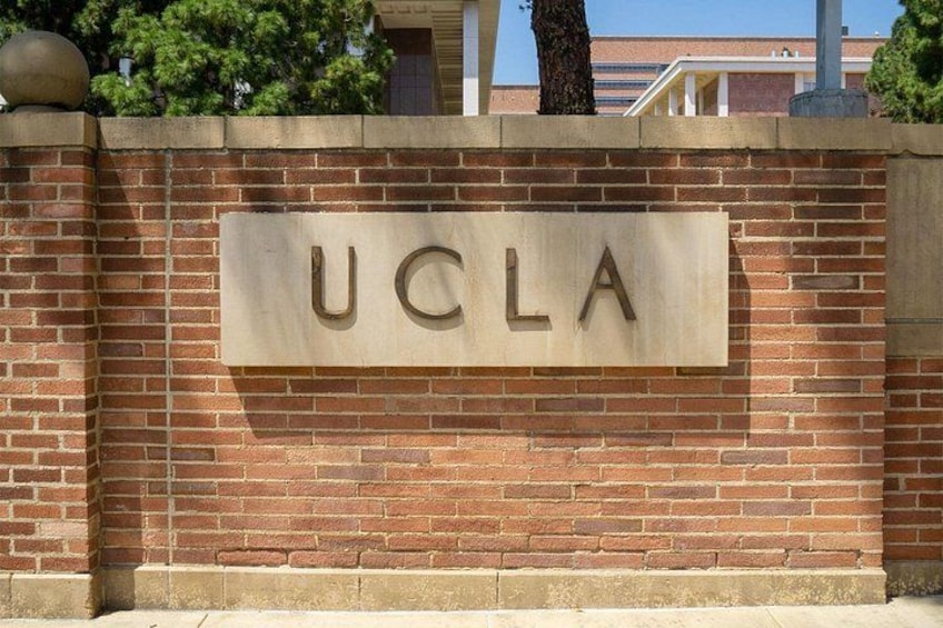 Un mur de briques sur lequel sont gravées les lettres « UCLA ». 2