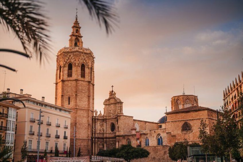 Valencia PRIVATE tour 1 hour explore the city by Tuk and Flow 2
