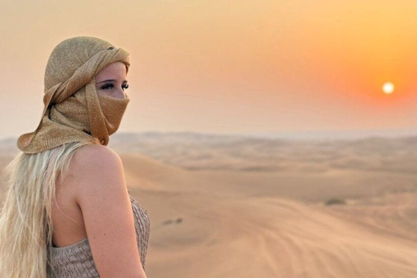Una persona in un deserto con un tramonto sullo sfondo. 3