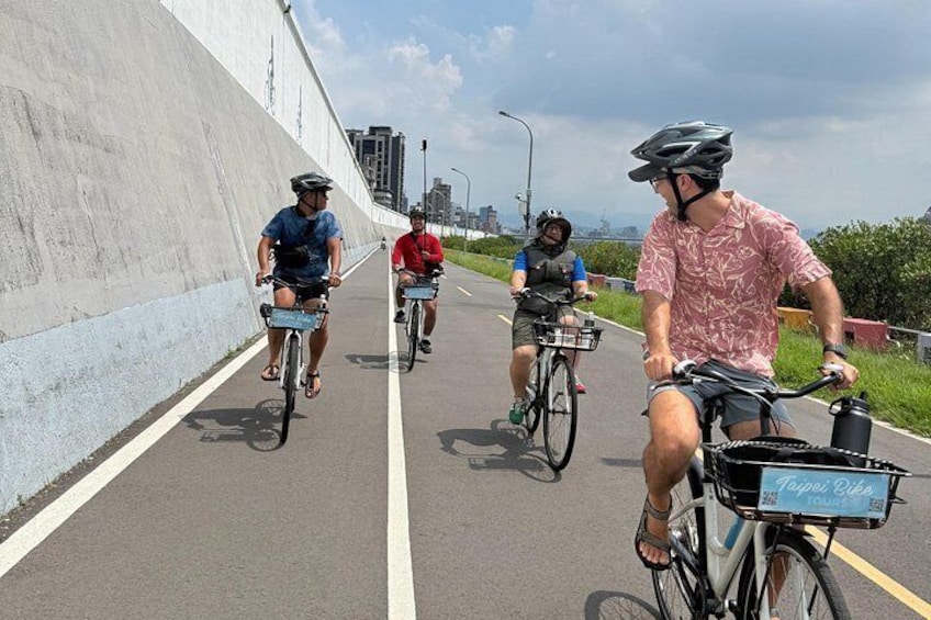 4 Hour Afternoon Cycling City Tour North with Snack 2