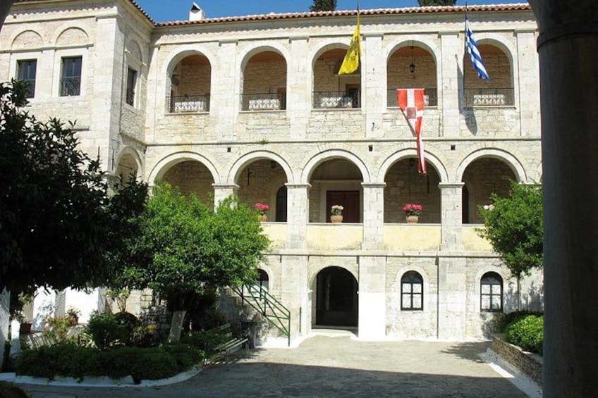 Un edificio histórico con ventanales de arco y un patio. 2