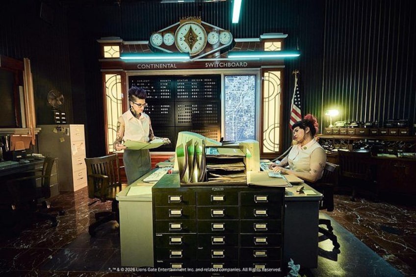 Et værelse indrettet i vintage-stil med et skrivebord, et kort og et ur. 3