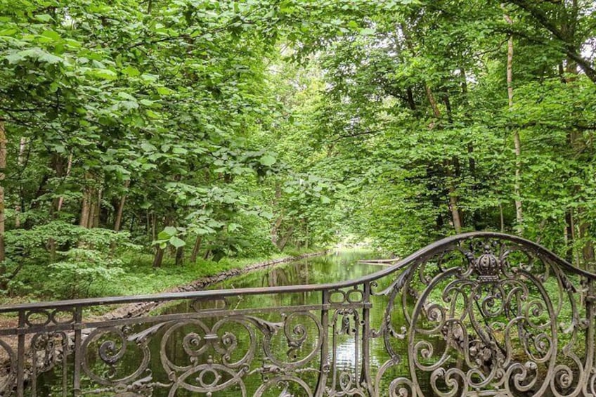 Bridges connect the Baroque section with the English garden-style part of the park. 4