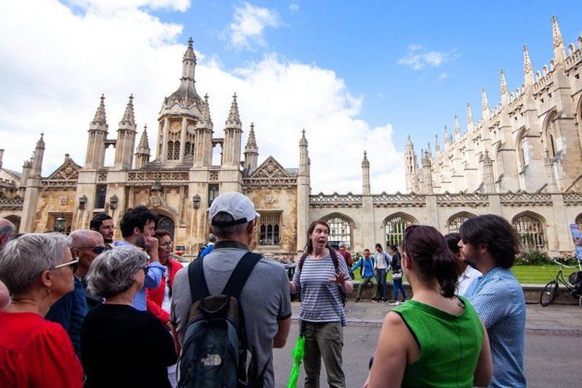 Un grupo de personas frente a un edificio histórico con torres puntiagudas y arquitectura intrincada. 3