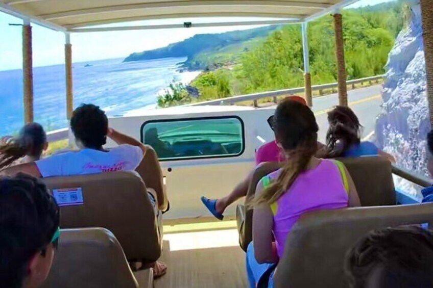Un grupo de personas en un bote con vista al océano y a la costa. 4
