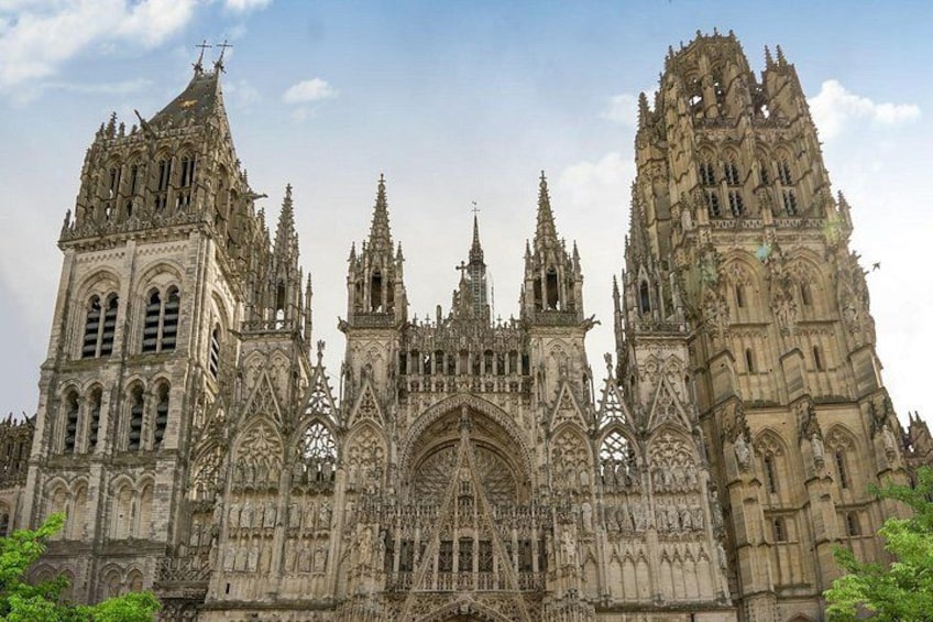 En gotisk katedral med detaljeret arkitektur, herunder spidsbuede hvælvinger og udførlige stenskulpturer. 1